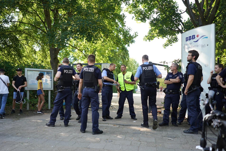 Polizisten standen bereits 2019 vor dem Eingang zum Sommerbad Pankow. Nach "aggressiven Stimmungen" hat die Schwimmbadleitung die Polizei in diesem Fall gebeten, das Freibad zu räumen. (Archiv)