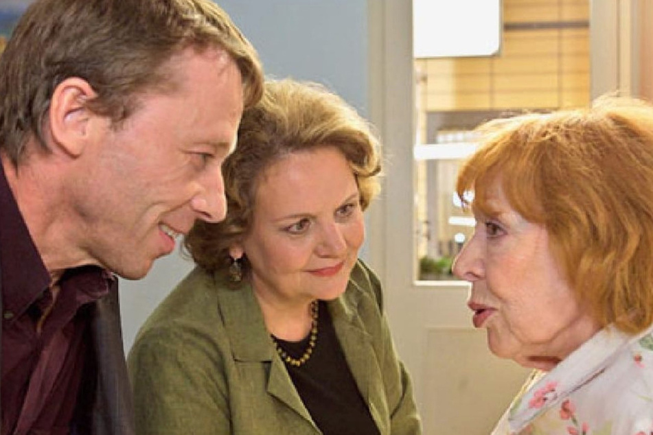 Gertrude erklärt ihrem Sohn und Else, warum sie ihr Geheimnis für sich behalten hat.