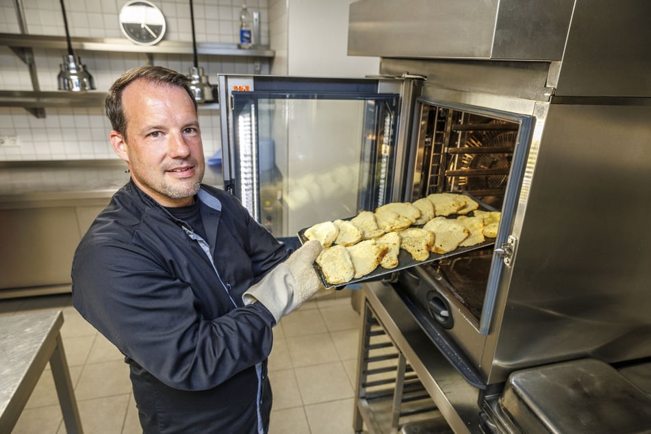 Der damalige Betriebsleiter René Wagenbreth (46) schob zur Eröffnung Schnitzel in den Konvektor. Frisches Kochen ist in der Küche nur eingeschränkt möglich.