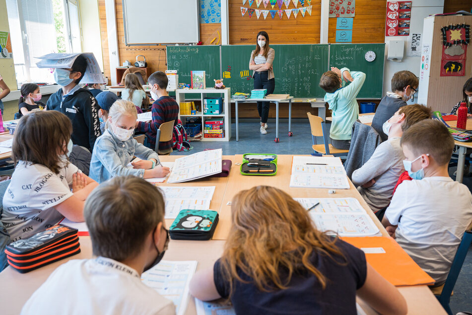 Saarland, Saarbrücken: Lehrerin Caroline Heckert unterrichtet die Klasse 3.1 der Grundschule Rodenhof in Saarbrücken.