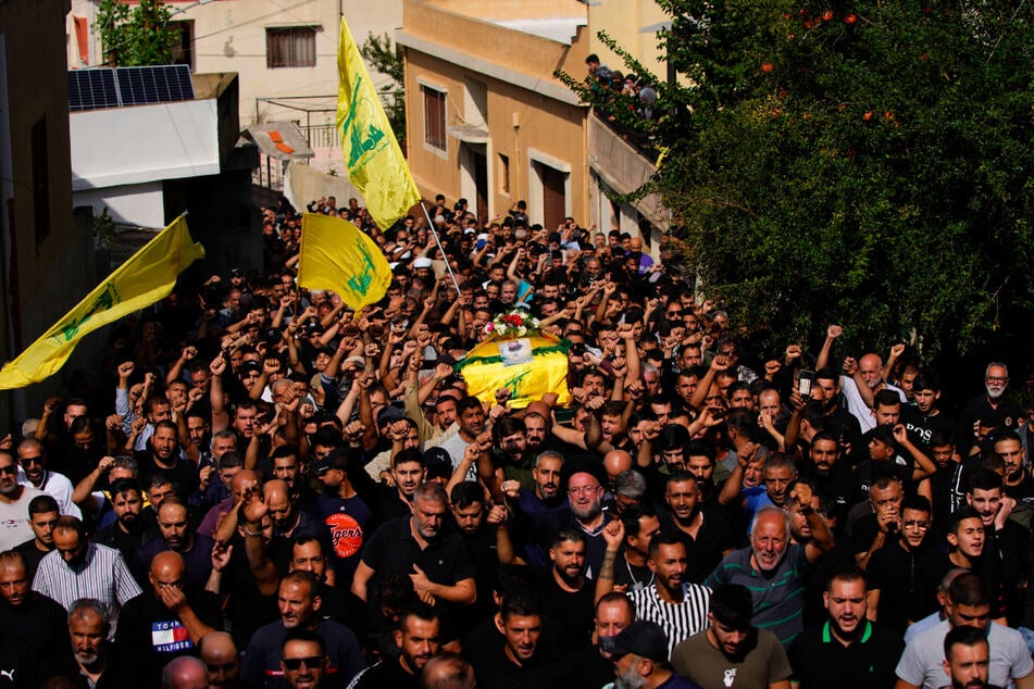 Menschen tragen den Sarg eines getöteten Hisbollah-Kämpfers im libanesischen Ort Majadel.