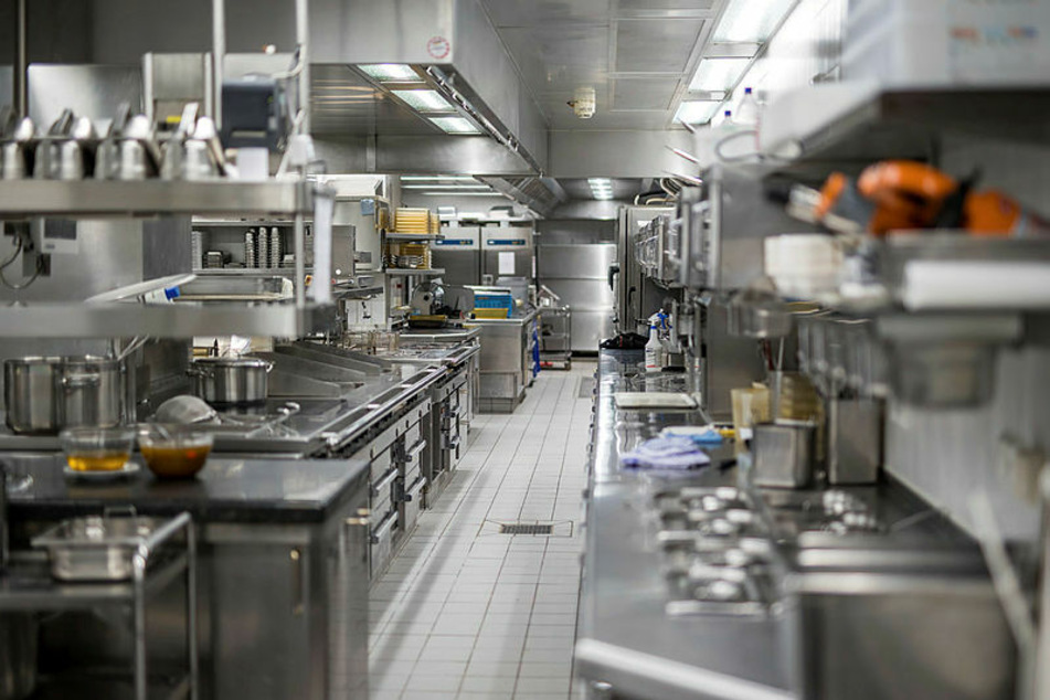 Nur ein Koch, eine Bürokraft und drei Servicedamen halten den "To Go"-Betrieb des Restaurants in der Mädlerpassage am Laufen.