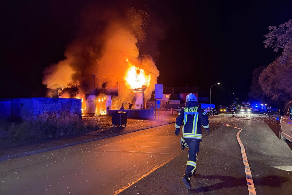 Eine Pizzeria im mittelhessischen Wetzlar ist komplett niedergebrannt. Ursächlich war offenbar eine Explosion.
