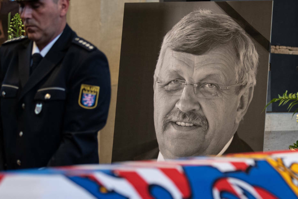Das Konterfei von Walter Lübcke (CDU) ist hinter einem Bundeswehrsoldaten am Sarg bei einem Trauergottesdienst in der Martinskirche zu sehen.