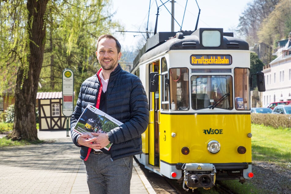 Will eine Zukunft für die historische Kirnitzschtalbahn: Bad Schandaus Bürgermeister Thomas Kunack (43, WV Tourismus) an der Haltestelle Kurpark.