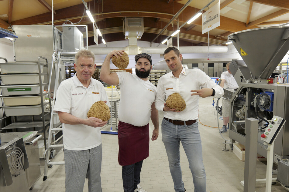 Bäcker Gerald (l.) und Verkaufsleiter Tino Hafermalz (r.) sind mit der Leistung des Jobtesters zufrieden.