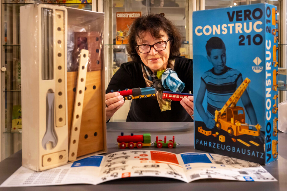 Helga Rechin (73) lieh für die neue Sonderschau im Fahrzeugmuseum einen originalverpackten "VERO Construc 210"-Baukasten.