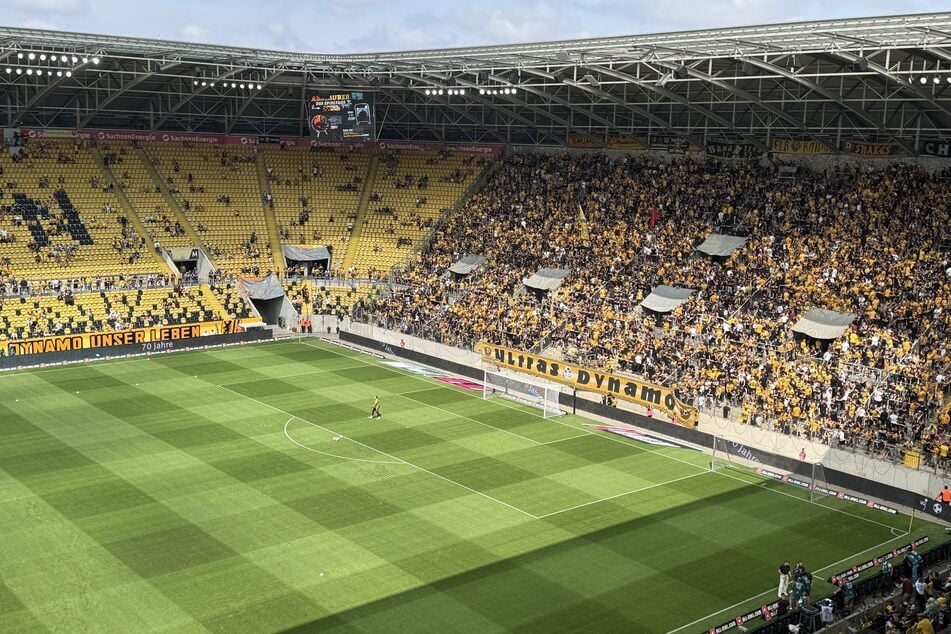 Der K-Block im Rudolf-Harbig-Stadion ist schon gut gefüllt.