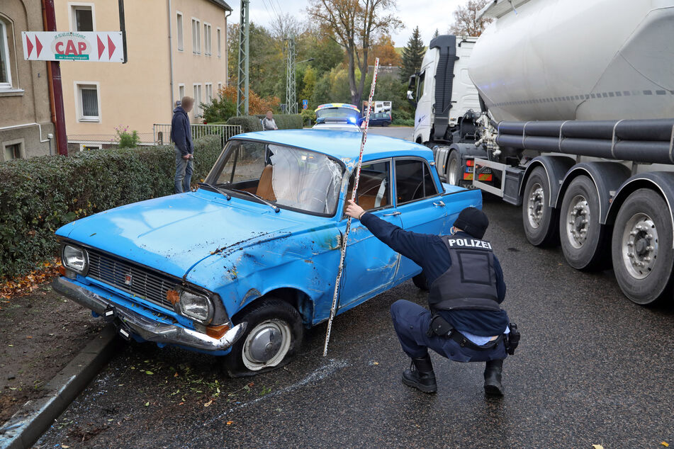 Vor dem Unfall war der Oldtimer noch etwa 5000 Euro wert - nun ist das Schmuckstück sichtbar demoliert.