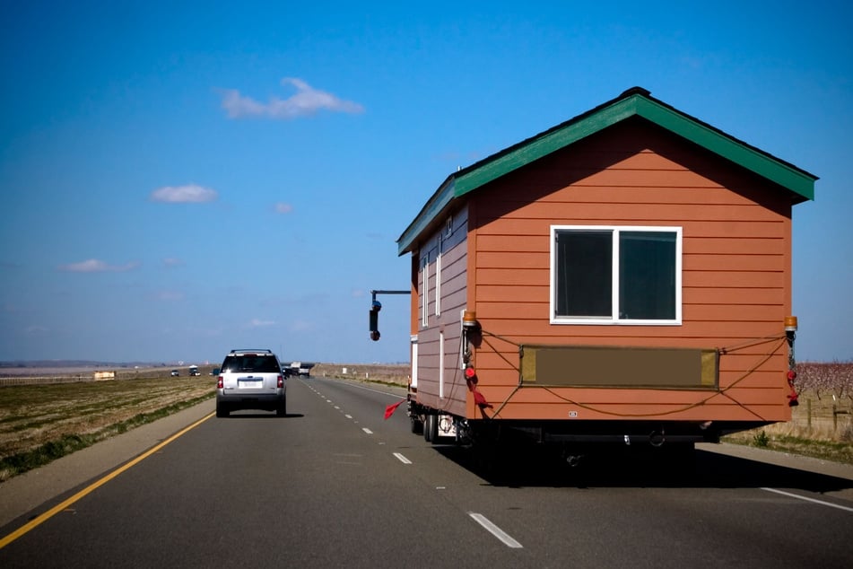 Ein Mercedes-Sprinter verlor auf der A7 in Nordhessen ein Tiny House, das auf eigentlich an das Auto angehängt war. (Symbolbild)