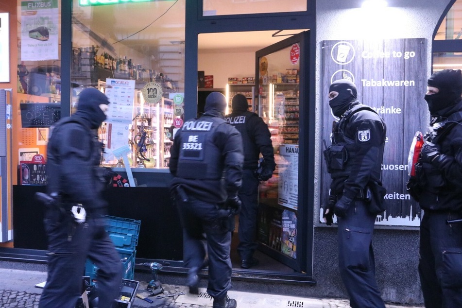 Die Polizei hat am Donnerstagmorgen über 25 Objekte in Berlin und Brandenburg durchsucht.