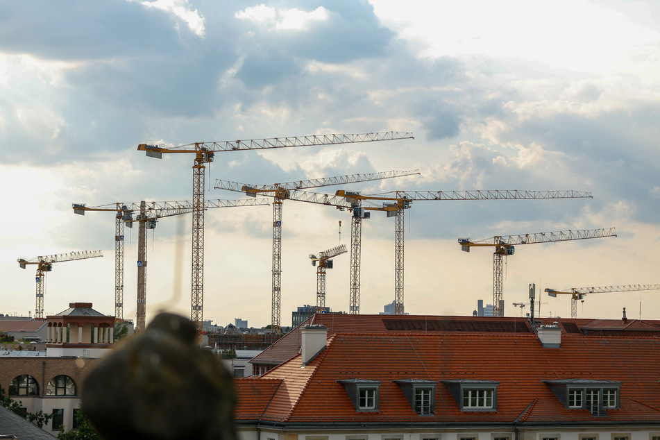 Aussicht vom Dach des Bode-Museums auf die Dächer Berlins und zahlreiche Baukräne. Die Bauindustrie in Deutschland hat in der Corona-Krise ihr Umsatzwachstum fortgesetzt.