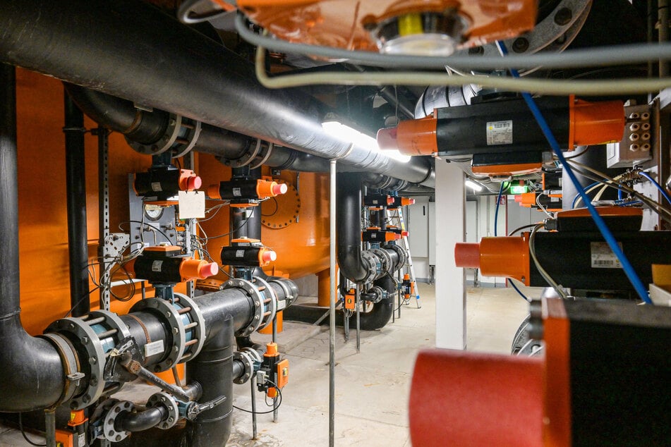 Zahlreiche Rohre und Zählanlagen: Ein Blick in die Katakomben.