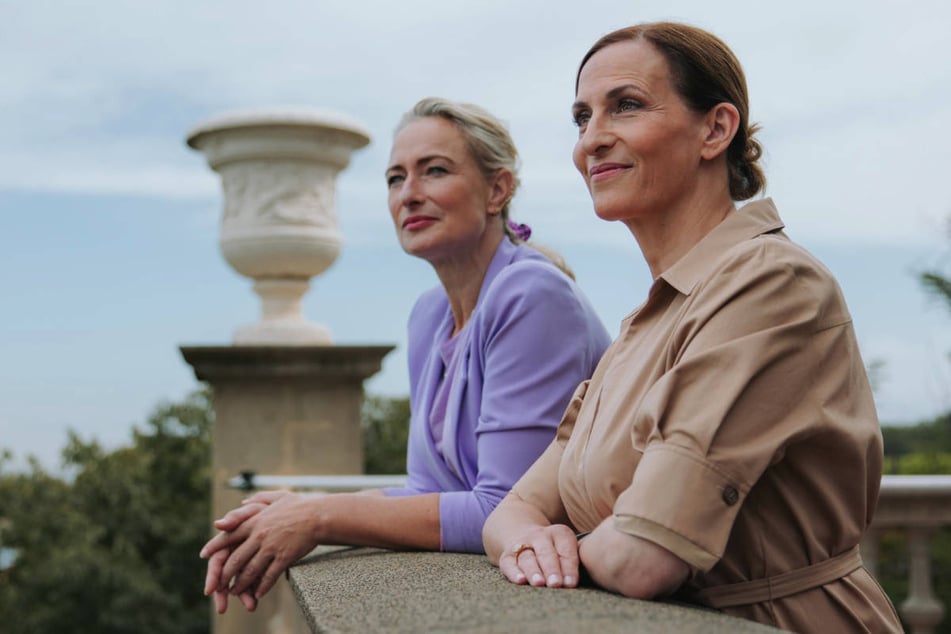 Maren (l.) und Katrin verbringen einen unbeschwerten Tag in Barcelona, doch die Idylle ist trügerisch.