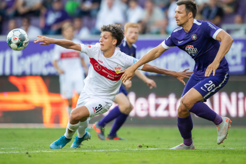 4. Spieltag, im Erzgebirgsstadion: Stuttgarts Mateo Klimowicz (l) gegen Aues Sören Gonther. Die Partie endete 0:0.