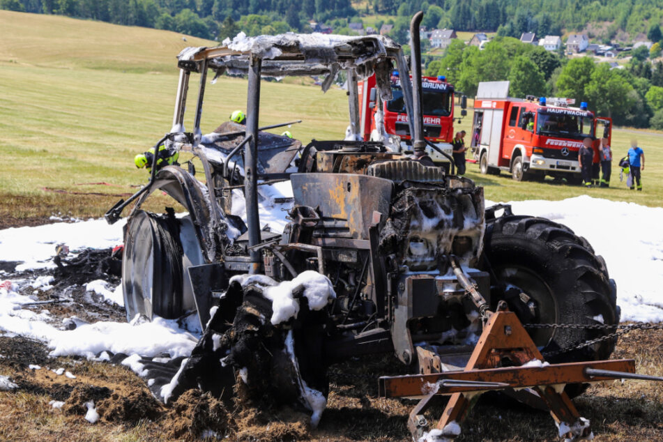 Traktor im Erzgebirge brennt völlig aus