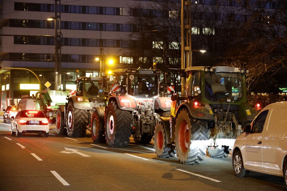 Zahlreiche Traktoren fuhren am Donnerstagabend durch die Chemnitzer City.