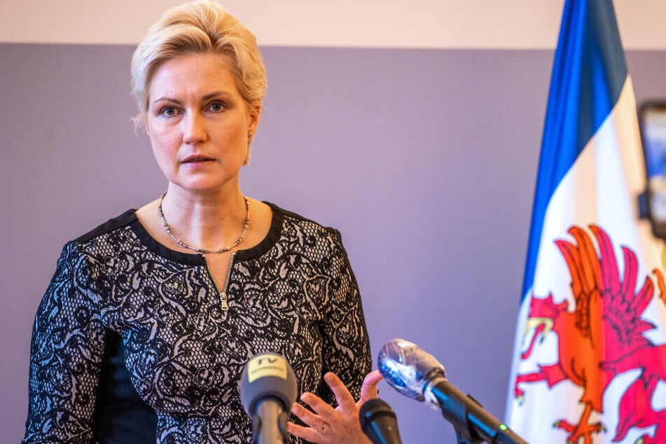 Mecklenburg-Vorpommern, Schwerin: Manuela Schwesig (46, SPD), Ministerpräsidentin von Mecklenburg-Vorpommern, beantwortet Medienanfragen nach der Video-Kabinettssitzung der Landesregierung.