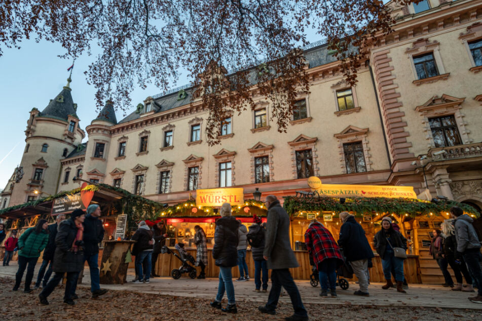 Nach nur wenigen Tagen musste der Weihnachtsmarkt auf dem Gelände von Schloss Thurn und Taxis schließen. Nun soll er als Wintergastronomie wieder öffnen.