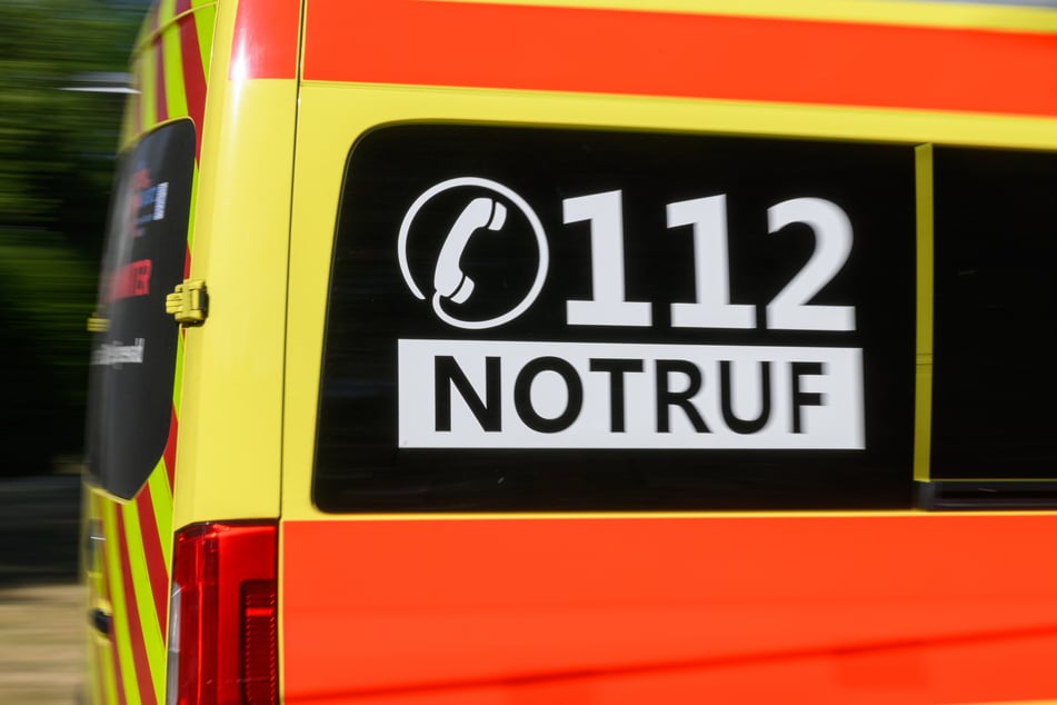 Während der Extremhitze wurden Rettungsdienste personell und mit zusätzlichen Fahrzeugen verstärkt, um die hohe Zahl an Einsätzen bewältigen zu können. (Symbolbild)