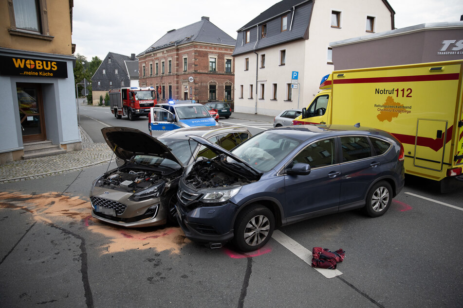 Kreuzungscrash auf der Chemnitzer Straße (B95) in Ehrenfriedersdorf: Am Donnerstagabend krachten ein Honda und ein Ford zusammen.