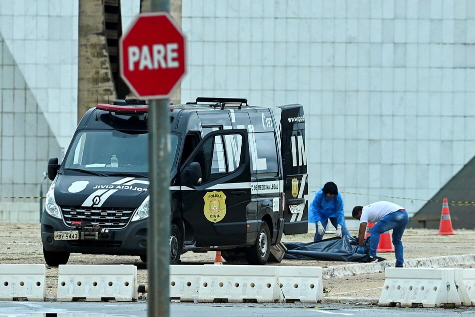 A 59-year-old man died after attempting to enter the Brazilian supreme court while carrying explosives.