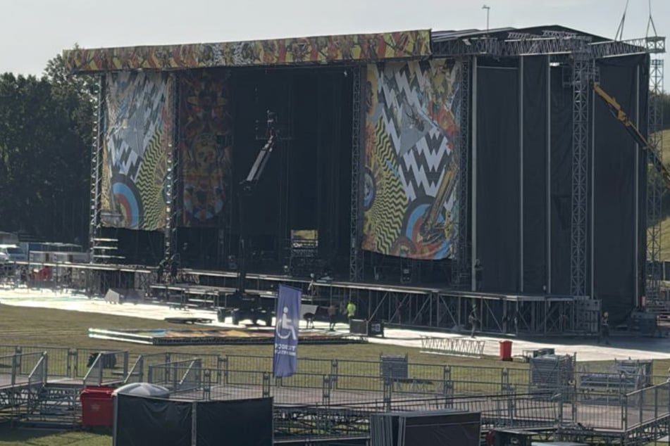 In der Flutrinne laufen die Aufbauarbeiten für das Konzert der Toten Hosen am Samstag auf Hochtouren.