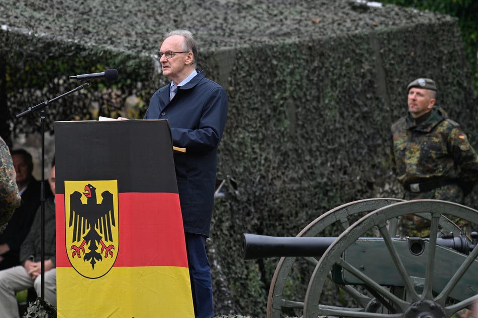 Sachsen-Anhalts Ministerpräsident Reiner Haseloff (71, CDU) betonte beim Aufstellungsappell die Wichtigkeit der Bundeswehr.