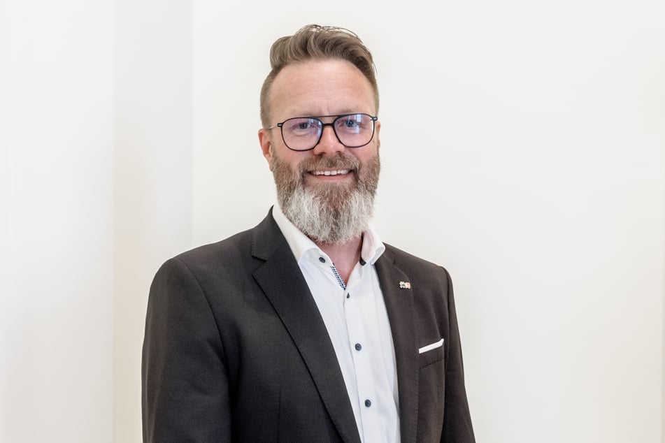 Claus Ruhe Madsen (53, CDU), Minister für Wirtschaft, Verkehr, Arbeit, Technologie und Tourismus, unterschrieb den Vertrag zur Fortsetzung mit DB Regio.