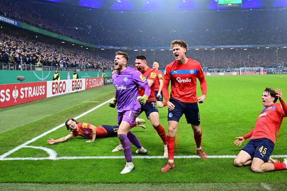 Holstein Kiel jubelt im Volkspark: Die Störche schmeißen den Hamburger SV nach einem dramatischen Elfmeterschießen aus dem DFB-Pokal.