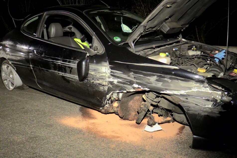 Vorderrad abgerissen: Ford prallt gegen Autobahn-Leitplanke, Fahrer verletzt