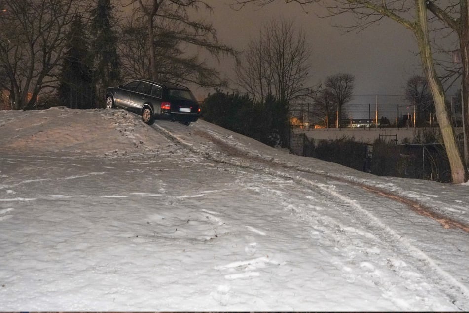 Die Feuerwehr unterstützte die Bergung des Fahrzeuges und sicherte die auslaufenden Betriebsstoffe ab.