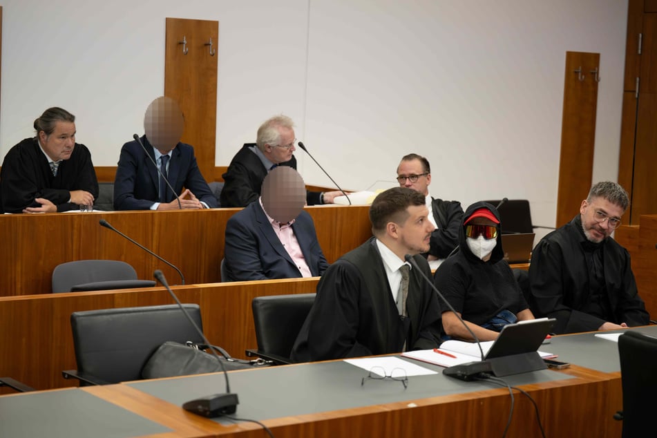 Die drei angeklagten Ex-Mitarbeiter der Firma Wilke müssen sich endlich vor Gericht verantworten.