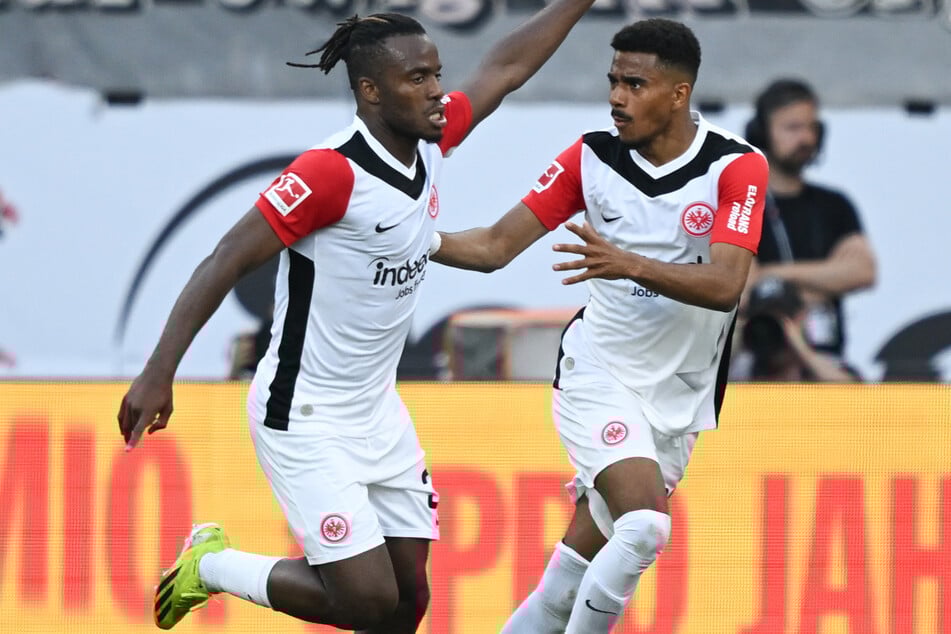 Bekommt Michy Batshuayi (31, l.) nach seinem Treffer gegen St. Pauli in Freiburg von Beginn an eine Chance?