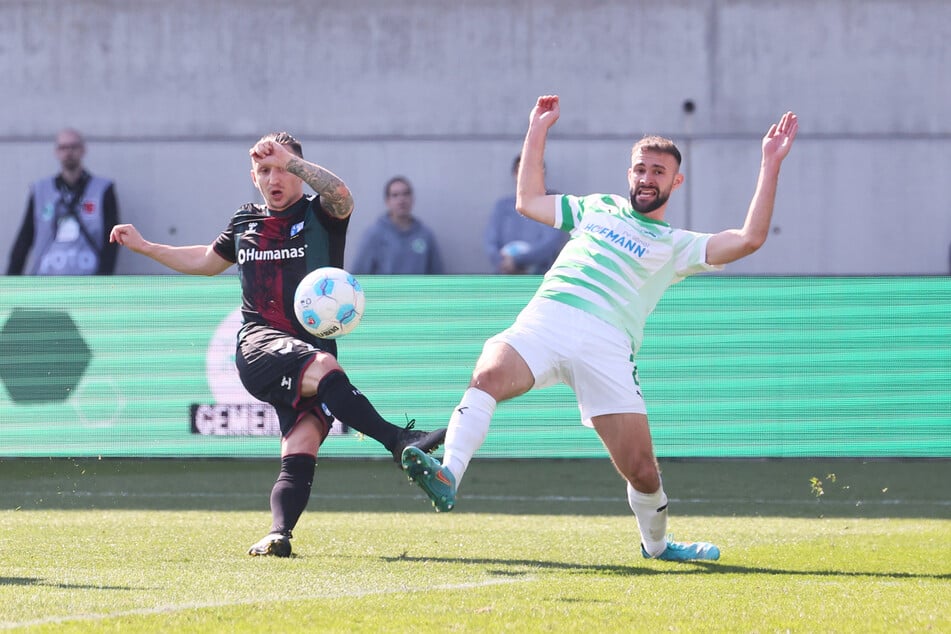 Baris Atik (2.v.l.) traf zum schnellen 1:1-Ausgleich.