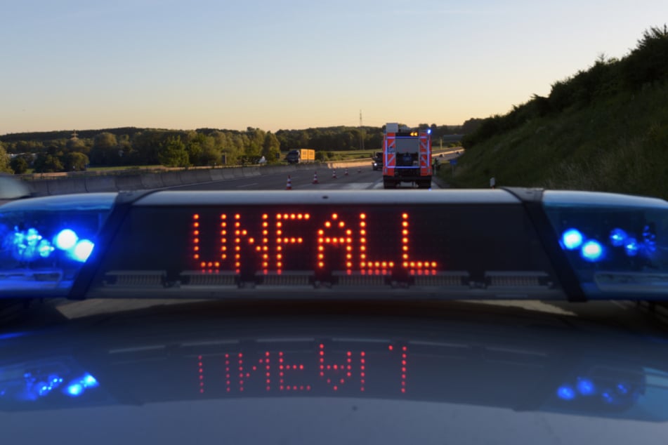 Die A8 ist im Bereich um die Anschlussstelle Günzburg nach einem Unfall beidseitig gesperrt worden. (Symbolbild)
