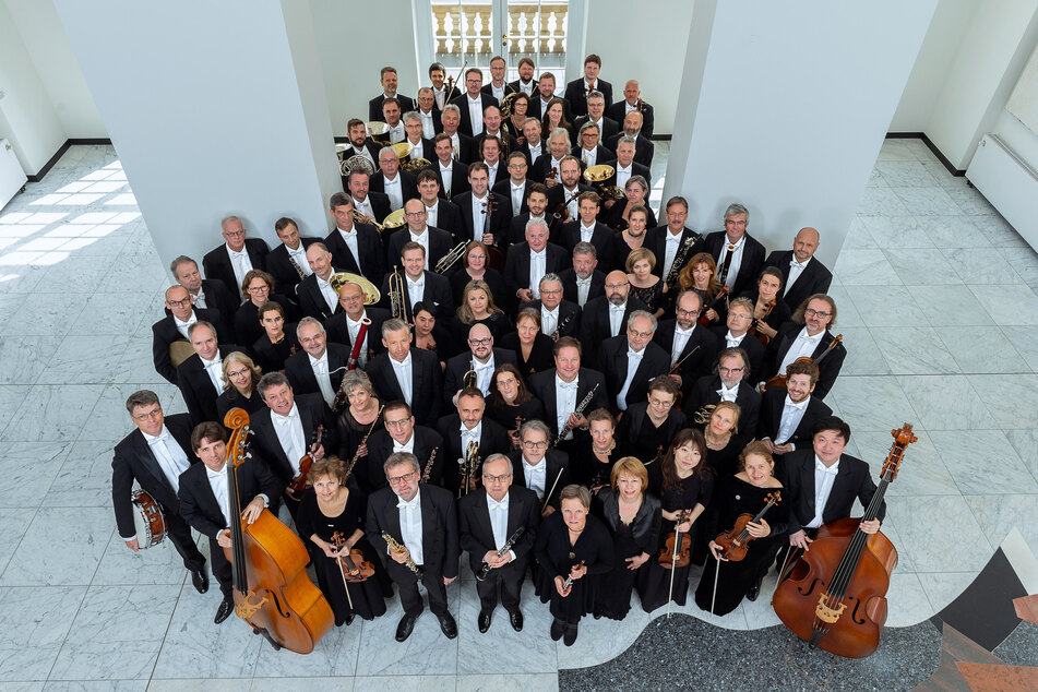 Den Auftakt gestalten Musiker der Big Band aus der Robert-Schumann-Philharmonie.