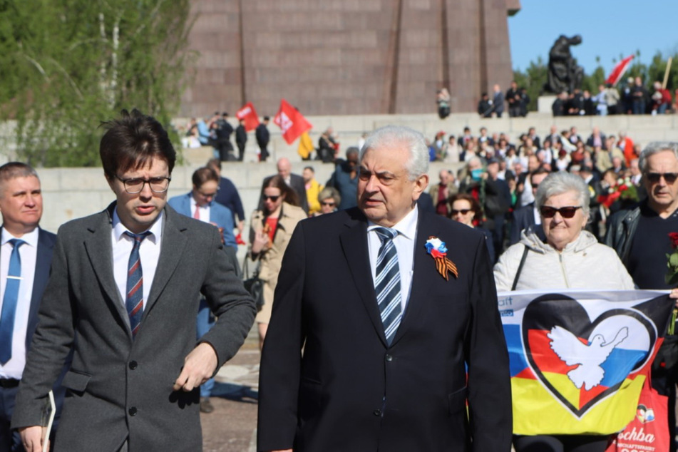 Botschafter Sergej J. Netschajew (69, M.) legte am Dienstagvormittag einen Kranz im Treptower Park nieder.