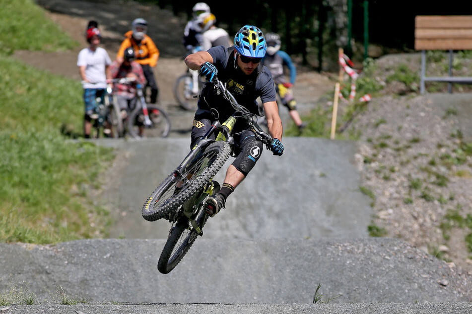 Bei touristischen Radstrecken hat Sachsen in den letzten Jahren erfolgreich zugelegt: In der Bikewelt Schöneck (Vogtland) locken fünf präparierte Mountainbike-Strecken auf insgesamt sieben Kilometern Länge.
