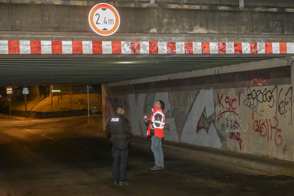 Ein Notfallmanager der Deutschen Bahn inspizierte die Brücke.