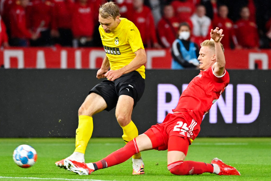 Tim Väyrynen (29, l.) darf sich immer wieder auch international beweisen. So wie hier am 26. August 2021 in der Europa-Conference-League-Qualifikation gegen den 1. FC Union Berlin um Timo Baumgartl (26).