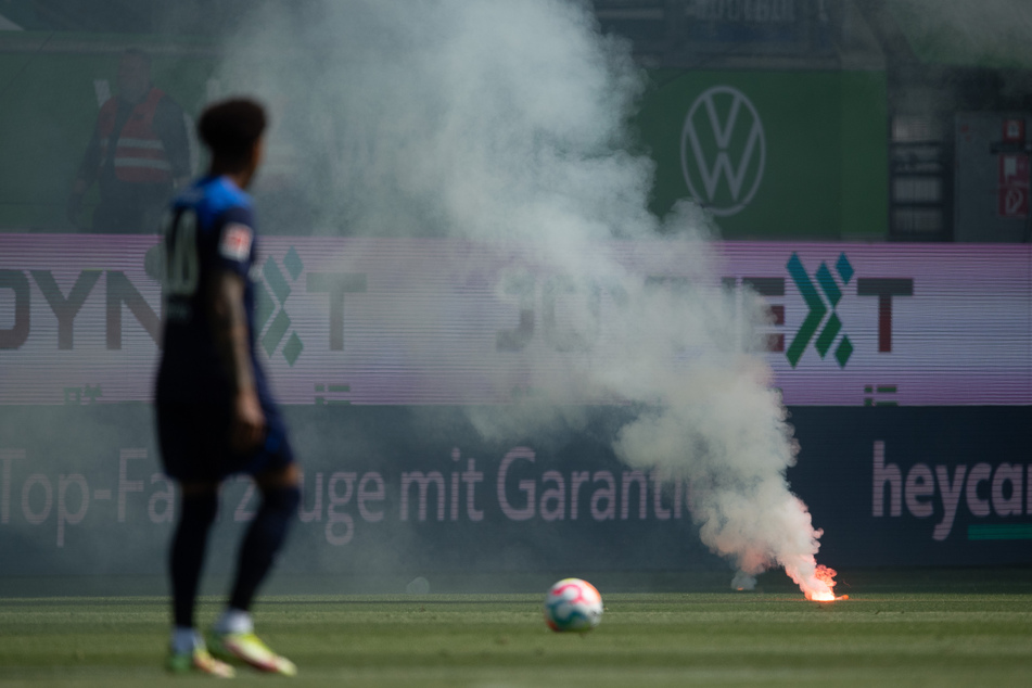 Bei dem Bundesliga-Spiel zwischen dem VfL Wolfsburg und Hertha BSC warfen einige Fans Pyrotechnik auf das Spielfeld.
