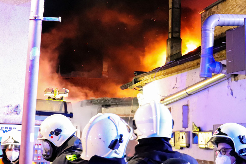 Verheerender Brand in Hanau: Großeinsatz der Feuerwehr, ein Mensch schwer verletzt