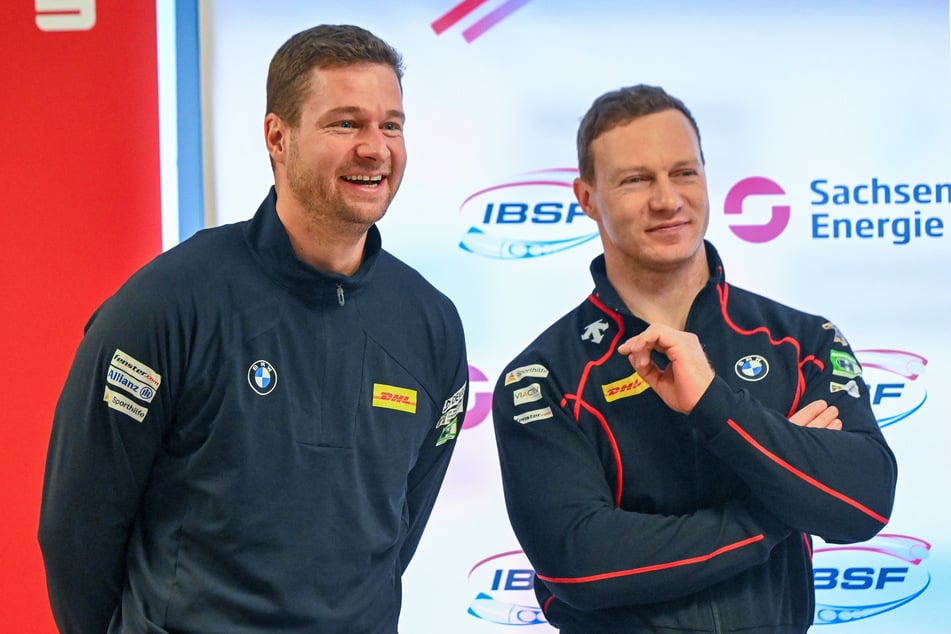 Johannes Lochner (32, l.) hatte am Donnerstag gute Laune. Mit dem Vierer raste er fast in 53 Sekunden die Bahn hinunter.