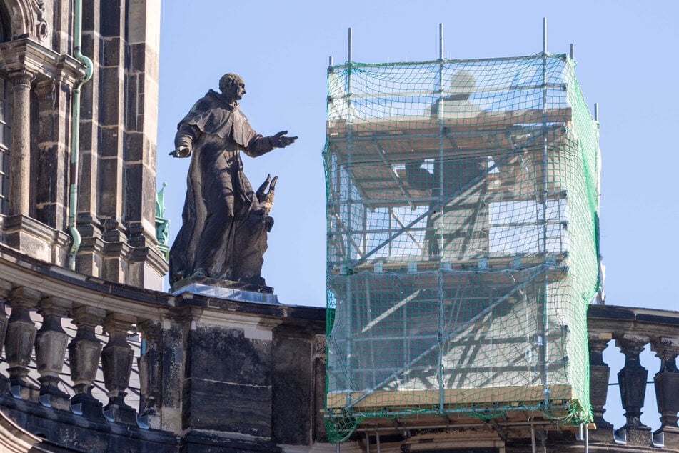 Links neben der eingerüsteten Skulptur von Franz steht die des heiligen Basilius. Auch dieses fast 300 Jahre alte Original muss vom Kirchendach gehoben werden.