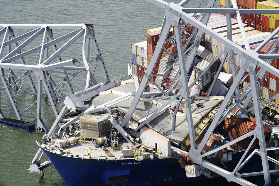Das Containerschiff "Dali" liegt unter den Trümmern der Francis Scott Key Bridge.