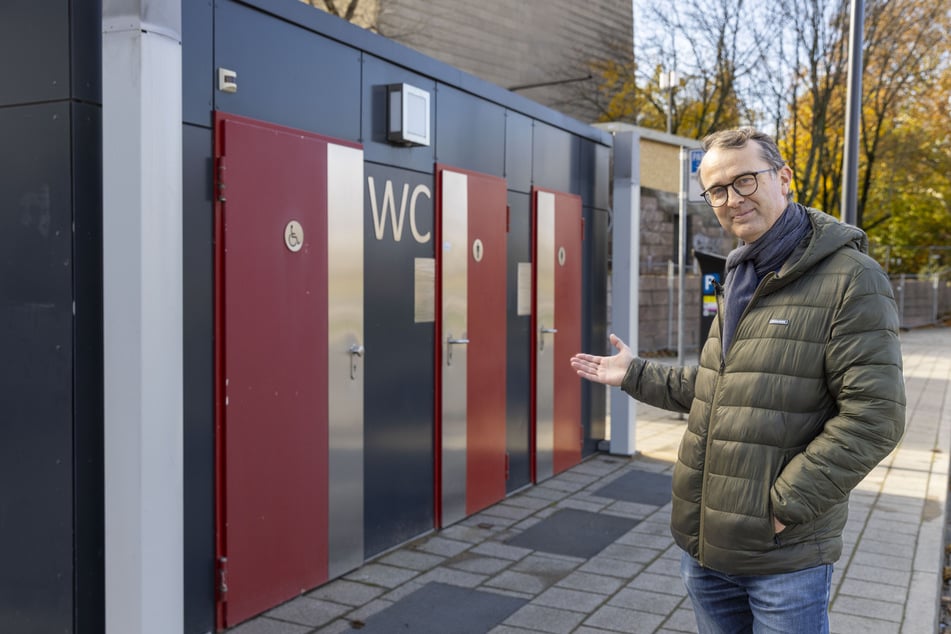 Stadtführer Albrecht Hoch (56) freut sich über die Wiedereröffnung der Toilettenanlage.