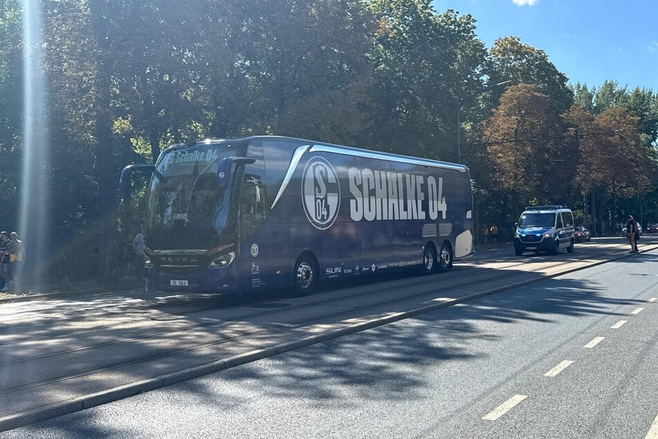 Die Königsblauen kamen als erstes Team am Stadion an.