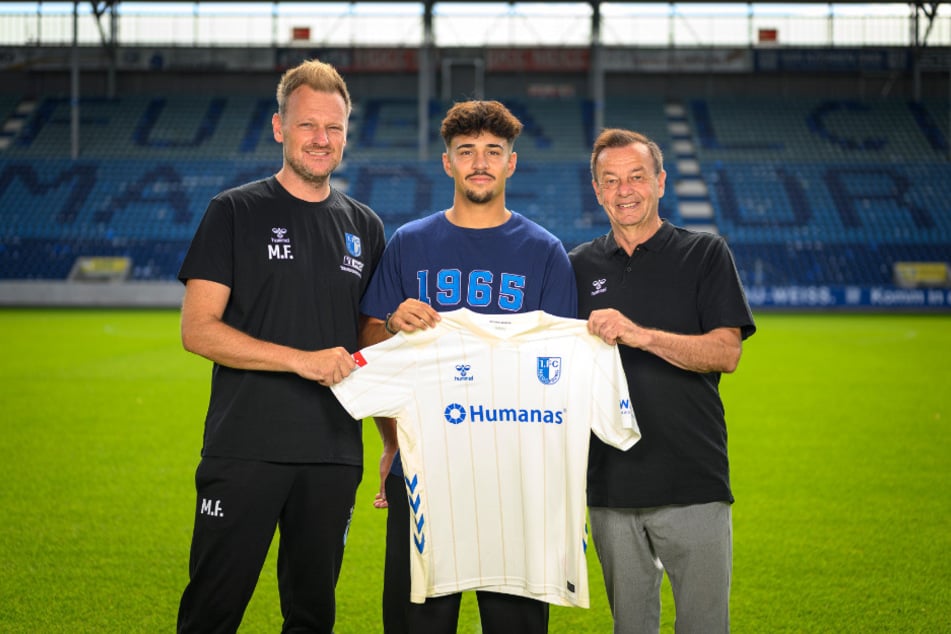FCM-Neuzugang Laurin Ulrich (20, Mitte) mit FCM-Sportchef Otmar Schork (rechts) und FCM-Cheftrainer Markus Fiedler (39).