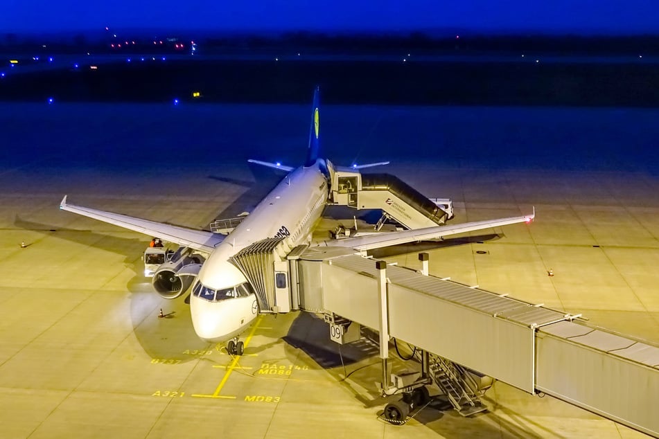 Ein Flugzeug der Lufthansa kurz vor dem Abflug in Dresden. Der Flughafen besitzt insgesamt fünf sogenannte Fluggastbrücken.